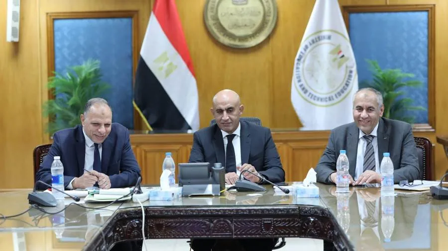 وزارة التربية والتعليم تعرض تقرير غرفة العمليات بشأن مجريات الأيام الأخيرة للامتحانات.