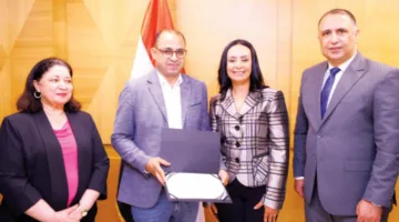 مايا مرسى تكرم مجلة «روزاليوسف» تقديراً لجهودها في تغطية قضايا الحماية الاجتماعية