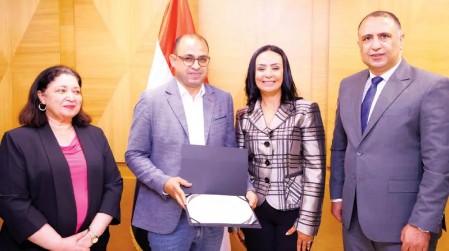 مايا مرسى تكرم مجلة «روزاليوسف» تقديراً لجهودها في تغطية قضايا الحماية الاجتماعية
