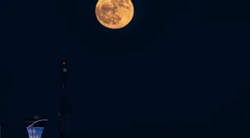 قمر الغزال يُضفي جمالاً على سماء عرعر