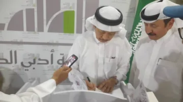 عثمان الصيني يوقع مؤلفه “من رأى” في جمعية الطائف الأدبية
