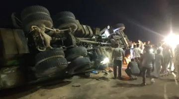 حادث خطير في سفاجا ومحاولات لإنقاذ السائق المحاصر تحت السيارة