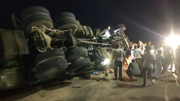 حادث خطير في سفاجا ومحاولات لإنقاذ السائق المحاصر تحت السيارة حادث خطير في سفاجا ومحاولات لإنقاذ السائق المحاصر تحت السيارة