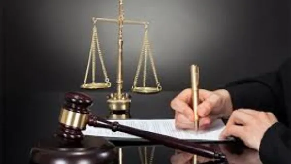 استدرجوه عبر امرأة من منزلها.. محاكمة 4 متهمين بتصريف حياة شخص وسرقة ممتلكاته استدرجوه عبر امرأة من منزلها.. محاكمة 4 متهمين بتصريف حياة شخص وسرقة ممتلكاته