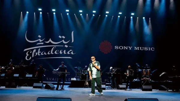 عمرو دياب يُثير حماس الجمهور في حفله بجدة بأغاني ألبومه الجديد “ابتدينا”