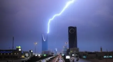 طقس السعودية: هطول أمطار رعدية مع رياح قوية وتساقط البرد في أنحاء المملكة