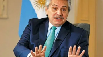إحالة الرئيس الأرجنتيني السابق ألبرتو فرنانديز إلى المحكمة بتهم فساد.