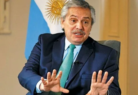 إحالة الرئيس الأرجنتيني السابق ألبرتو فرنانديز إلى المحكمة بتهم فساد. إحالة الرئيس الأرجنتيني السابق ألبرتو فرنانديز إلى المحكمة بتهم فساد.