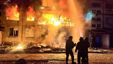 روسيا تكشف عن إسقاط 155 طائرة مسيّرة ليلاً ووقوع ضحية في هجوم أوكراني شديد استهدف منطقة “ليبيتسك”.