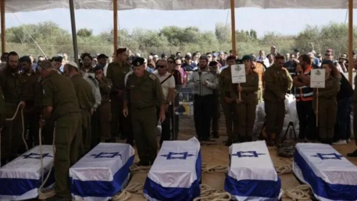 إذاعة جيش الاحتلال: 890 جنديًا لقوا حتفهم منذ بداية الصراع في غزة إذاعة جيش الاحتلال: 890 جنديًا لقوا حتفهم منذ بداية الصراع في غزة
