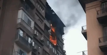 مأساة في شارع مراد: حريق في شقتين يودي بحياة مسن ويصيب أسرته وضابط شرطة.. صور