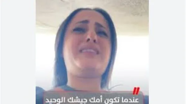 فتاة تُعبر عن حزنها عند قبر والدتها بعد نجاحها في الامتحانات (فيديو)