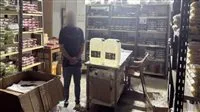 إلقاء القبض على شخص في القاهرة بتهمة تشغيل مصنع غير مرخص لإنتاج سوائل أجهزة التدخين.