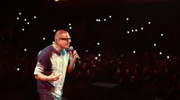 عمرو دياب يقدم عرضاً خيالياً في جدة ويؤدي ألبوم “ابتدينا” لأول مرة.