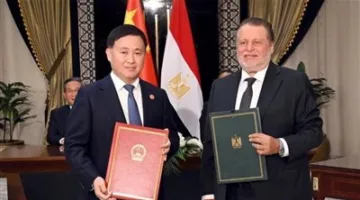 هل تسعى مصر لتقليص اعتمادها على الدولار؟ البنك المركزي يبدأ خطوات نحو استخدام الجنيه في التجارة العالمية.