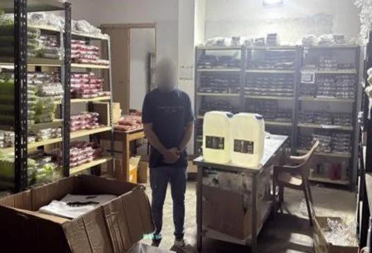 إلقاء القبض على فرد بتهمة تشغيل مصنع غير مرخص لإنتاج أجهزة التدخين الإلكتروني إلقاء القبض على فرد بتهمة تشغيل مصنع غير مرخص لإنتاج أجهزة التدخين الإلكتروني