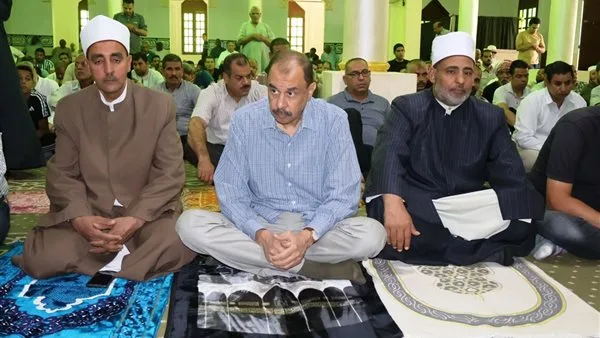 محافظ سوهاج يُقيم صلاة الجمعة في مسجد الشرطة ويستمع لمشكلات المواطنين محافظ سوهاج يُقيم صلاة الجمعة في مسجد الشرطة ويستمع لمشكلات المواطنين
