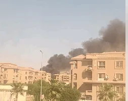 سحب دخانية في الأفق .. حريق في منطقة الخمائل الشيخ زايد