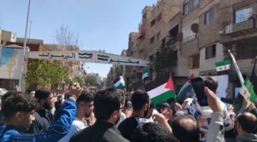 ما الجدوى الشرعية من تصنيف “فلسطينيي سورية” كـ”مقيمين أجانب”؟ ولماذا يُمنَح “المقاتلون الأجانب” الجنسية السورية؟ هل تثير هذه الخطوة مشاعر التأييد للأسد، وما هي ردود فعل الفلسطينيين المتفائلين بـ”الثورة” ومخاوفهم المستقبلية؟