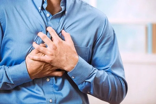 منها آلام البطن: علامات تشير إلى احتمال حدوث أزمة قلبية