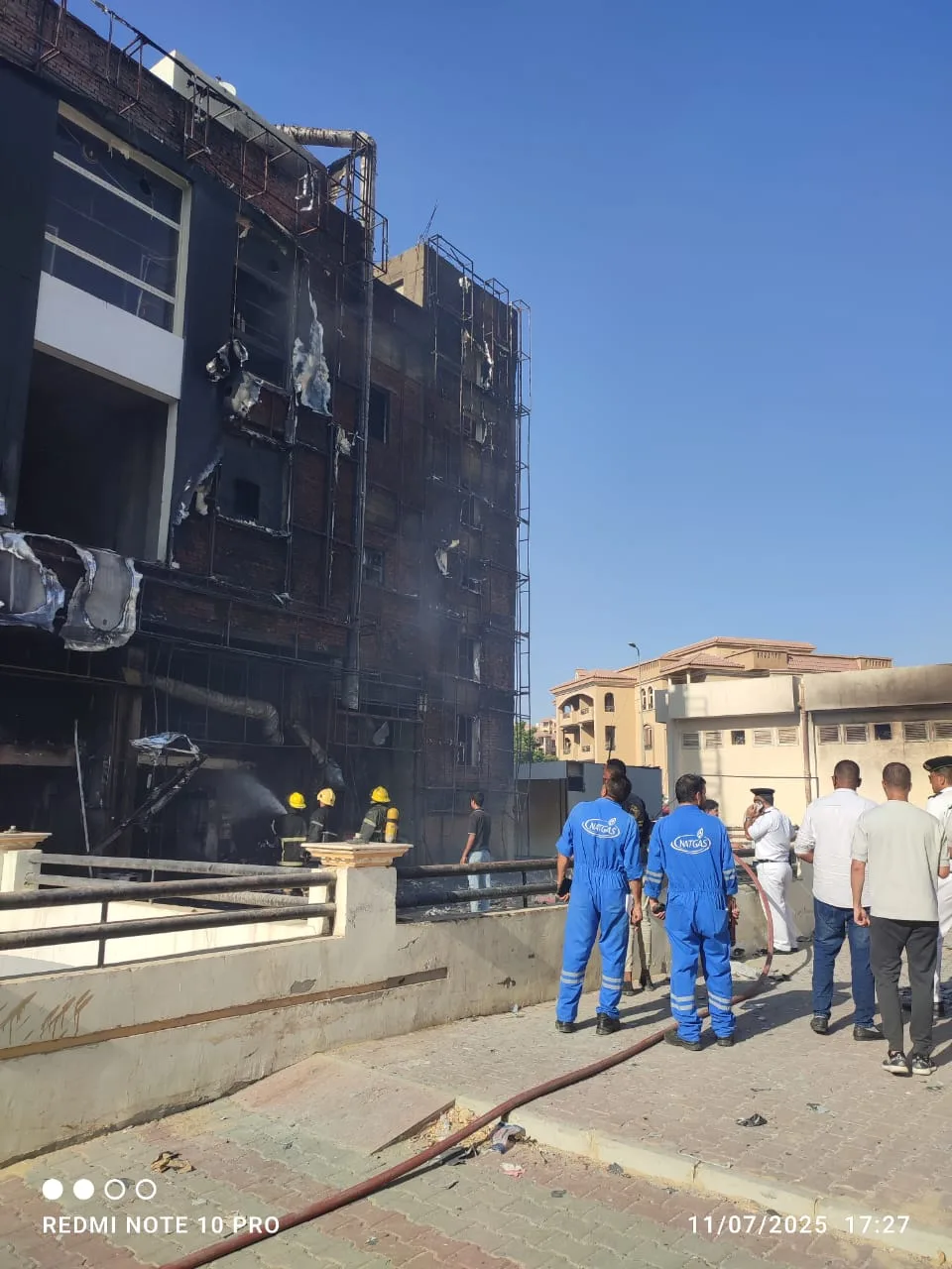 جهود إخماد النار: صور من عمليات إطفاء حريق في مول معروف بالخمائل الشيخ زايد جهود إخماد النار: صور من عمليات إطفاء حريق في مول معروف بالخمائل الشيخ زايد