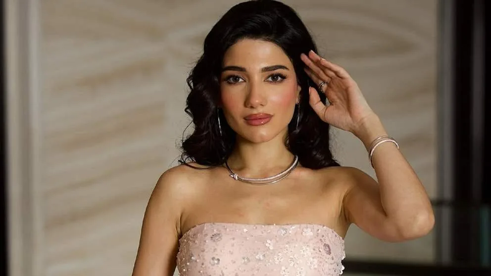 مقطع فيديو ينشر القلق بين جمهور نارين بيوتي بسبب نزيفها المتكرر من الأنف. مقطع فيديو ينشر القلق بين جمهور نارين بيوتي بسبب نزيفها المتكرر من الأنف.