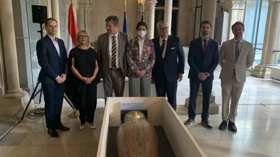 السفارة المصرية في بلجيكا تتمكن من استعادة قطعتين أثريتين من مصر السفارة المصرية في بلجيكا تتمكن من استعادة قطعتين أثريتين من مصر