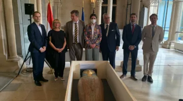 السفارة المصرية في بلجيكا تستعيد اثنين من القطع الأثرية المصرية (صور)