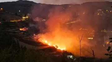 حريق ضخم في منطقة لبنانية والنيران تقترب من البيوت!