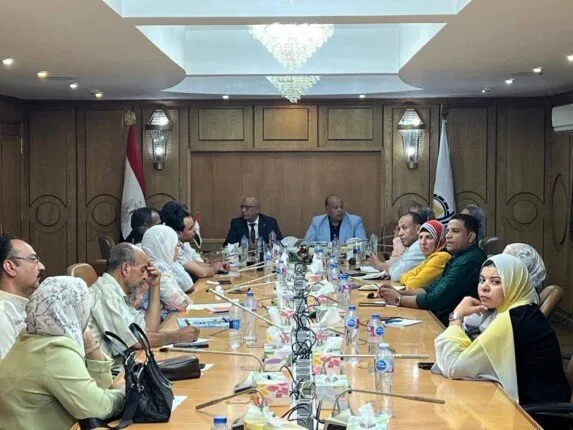 مدير الصحة وسكرتير عام مساعد قنا يبحثان استراتيجية مواجهة الأمراض الموسمية الصيفية