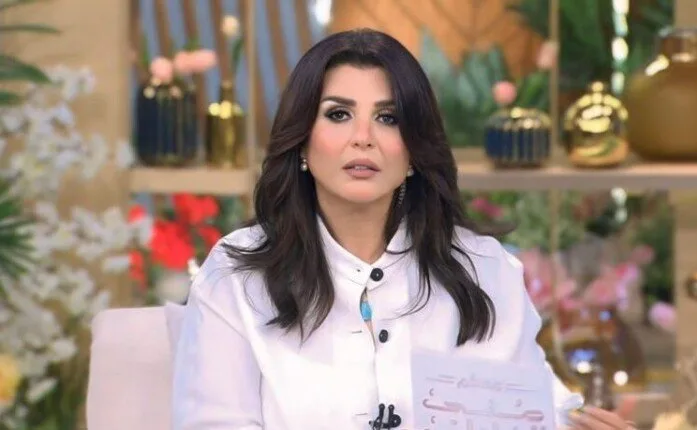 «منى الشاذلي» تفتح باب النقاش حول سبب عدم حديثها عن أزمة لوحات الفنانين الأربعة والإعلامية مها الصغير