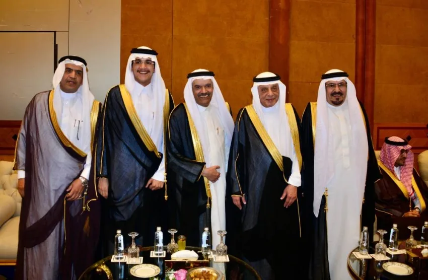 أسرتا الحمدان والفضل تحتفلان بزفاف عبدالملك. أسرتا الحمدان والفضل تحتفلان بزفاف عبدالملك.