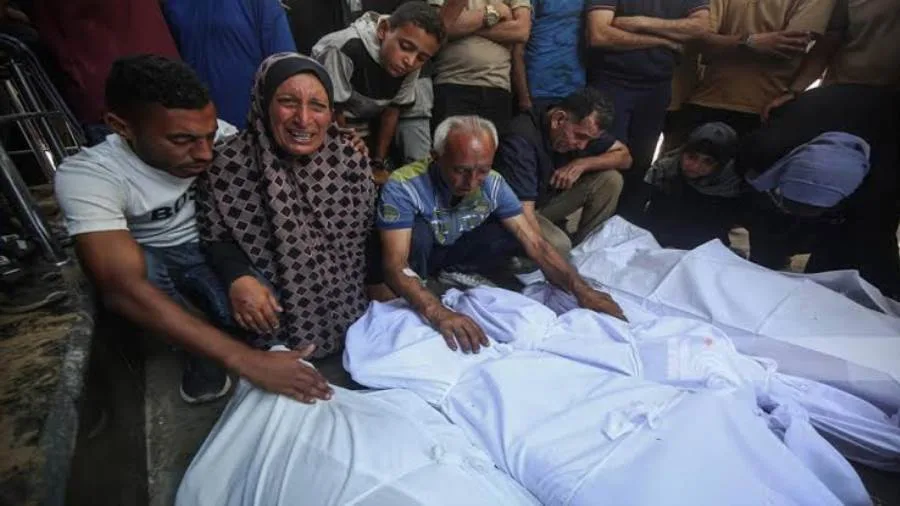 14 شهيدًا بسبب قصف الاحتلال لمخيمات النازحين في خان يونس ودير البلح