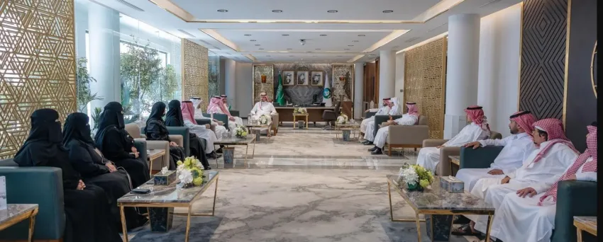 أمين منطقة الرياض يقدّم التكريم لفريق مركز البيانات العمرانية في الأمانة أمين منطقة الرياض يقدّم التكريم لفريق مركز البيانات العمرانية في الأمانة
