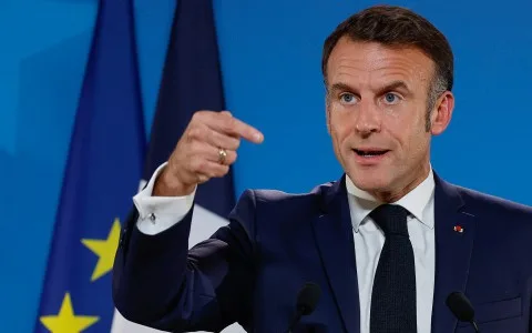ماكرون و الآغا خان الخامس يبرمان اتفاقًا لتعزيز العملية الانتقالية في سوريا ماكرون و الآغا خان الخامس يبرمان اتفاقًا لتعزيز العملية الانتقالية في سوريا