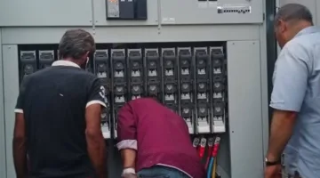 إعادة توصيل الكهرباء بالكامل إلى شبرامنت بعد معالجة أضرار حريق أحد الأكشاك