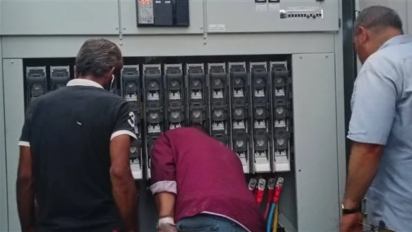 إعادة توصيل الكهرباء بالكامل إلى شبرامنت بعد معالجة أضرار حريق أحد الأكشاك