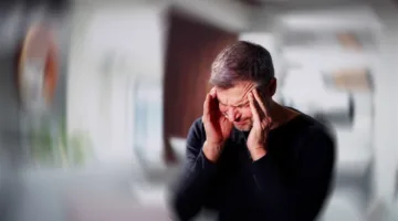 خدعة غير تقليدية للتخلص من الصداع النصفي تثير الجدل على الإنترنت.. إليك مدى فعاليتها.