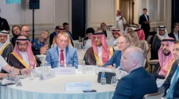 وزير الصناعة يقود اجتماعًا طاولة مستديرة مع ممثلي القطاع الخاص الروسي في موسكو