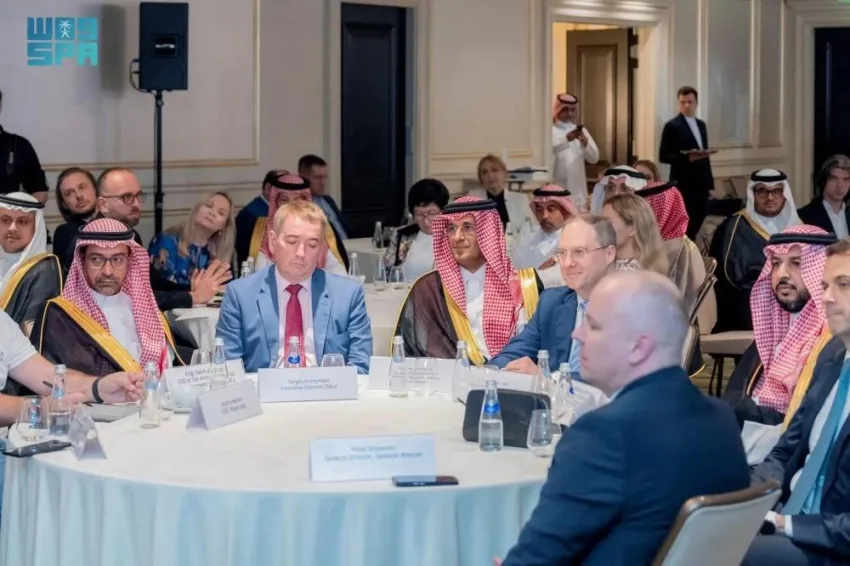 وزير الصناعة يقود اجتماعًا طاولة مستديرة مع ممثلي القطاع الخاص الروسي في موسكو وزير الصناعة يقود اجتماعًا طاولة مستديرة مع ممثلي القطاع الخاص الروسي في موسكو