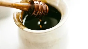 الفوائد الصحية للعسل الأسود: كنز طبيعي لا يُعوض
