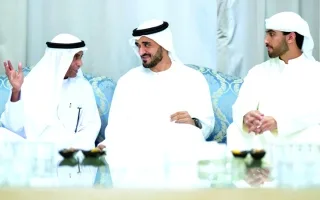 زايد بن محمد بن زايد يعزي في وفاة والدة الشهيد سيف يوسف بالهول الفلاسي