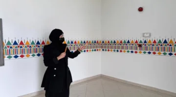 الفنانة هبة جامع تتألق في إنجاز جدارية بأسلوب القط العسيري