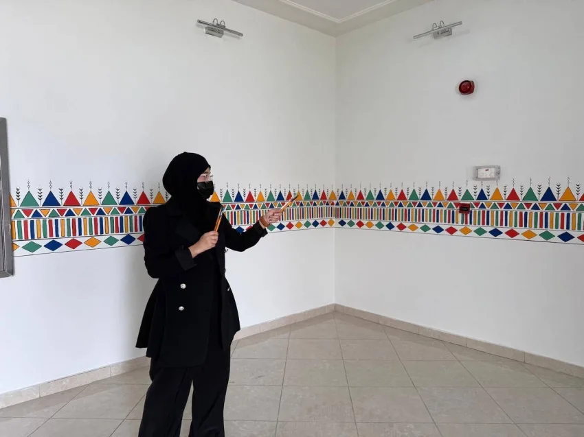 الفنانة هبة جامع تتألق في إنجاز جدارية بأسلوب القط العسيري