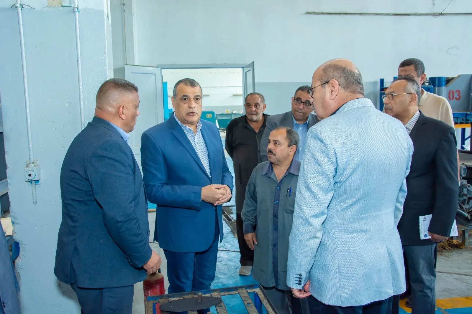 وزير الإنتاج الحربي يقوم بجولة تفقدية على خطوط الإنتاج في مصنع 81 الحربي
