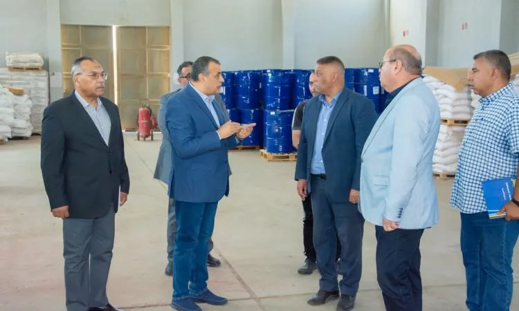 وزير الإنتاج الحربي يقوم بجولة تفقدية على خطوط الإنتاج في شركة هليوبوليس للصناعات الكيميائية