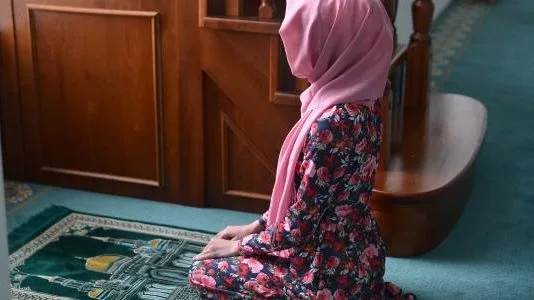 قدر ما يمكن للمرأة أن تدرك الصلاة بعد انتهاء الحيض.. توضيحات من دار الإفتاء.