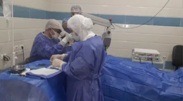 الصحة: خبير مصري دولي يجري 6 عمليات جراحية متقدمة “بالمجان” في مستشفى عيون دمنهور