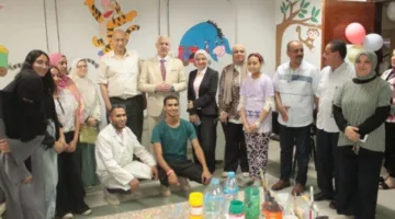 طلاب كلية التربية النوعية في أسيوط يزينون جدران وحدة الغسيل الكلوي بمستشفى الأطفال الجامعي.