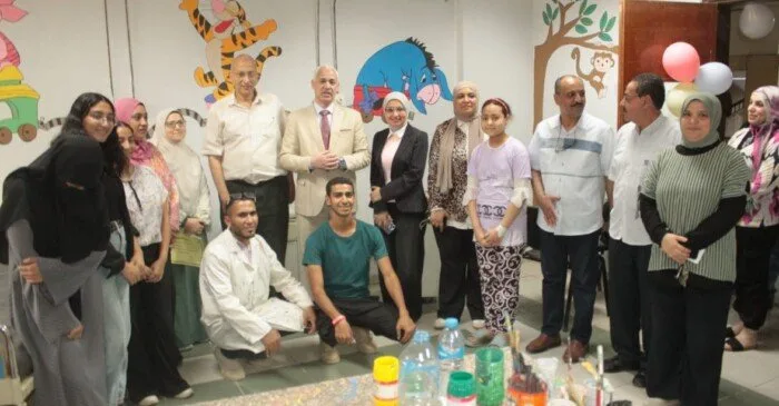 طلاب كلية التربية النوعية في أسيوط يزينون جدران وحدة الغسيل الكلوي بمستشفى الأطفال الجامعي. طلاب كلية التربية النوعية في أسيوط يزينون جدران وحدة الغسيل الكلوي بمستشفى الأطفال الجامعي.